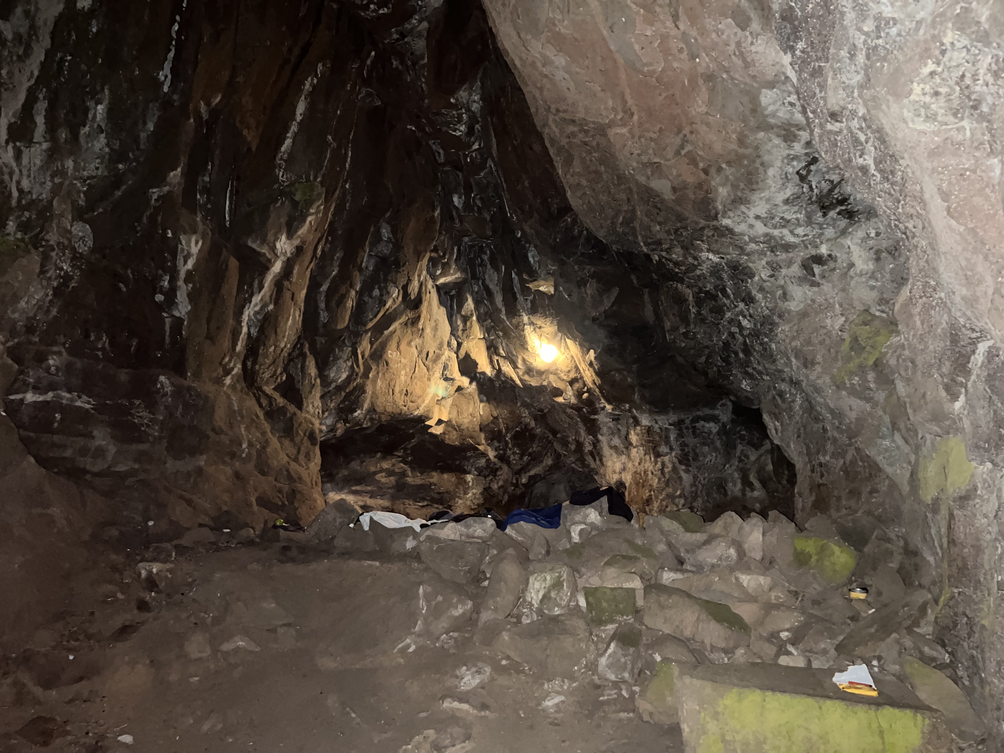 Sentinel cave comes with complimentary Golden Virginia - I doubt WittiesHoek has such good service